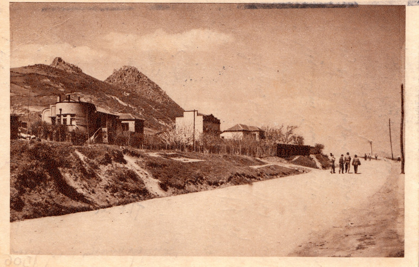 Në Kosovën bizantine dalin tri qendra që janë konstante në kontekstin e gjeografisë historike: Prizreni, apo Prizdriana siç del në burimet bizantine, Lipjani apo Lypenioni, dhe Zveçani apo Zveçanon (në foto)