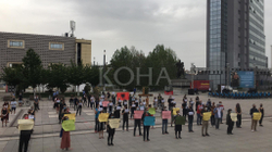 Aksion simbolik para Teatrit në Prishtinë në shenjë solidarizimi me protestat në Tiranë
