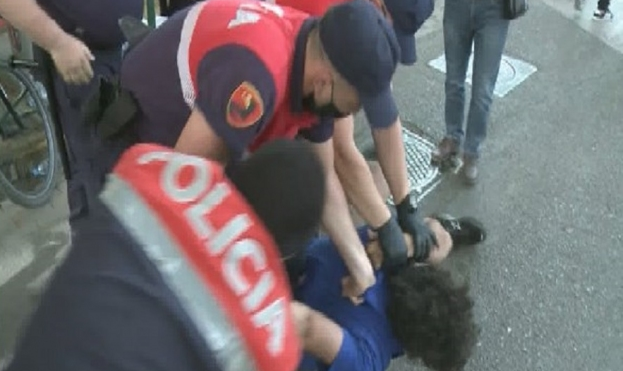 Përleshje mes protestuesve dhe policisë gjatë shembjes së Teatrit Kombëtar në Tiranë