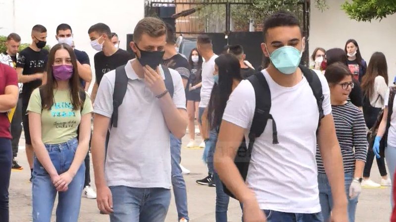 Sot në Shqipëri 31 mijë maturantë janë rikthyer në shkolla