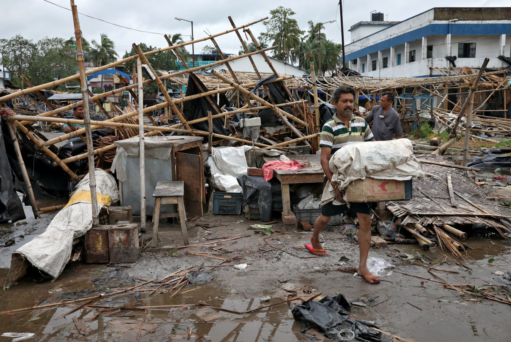 Cikloni lë gjurmë të shkatërrimit përgjatë brigjeve në lindje të Indisë e Bangladesh