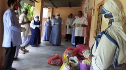 Motrat e Shën Terezës shpërndajnë ndihma ushqimore për 40 mijë familje në Kalkuta