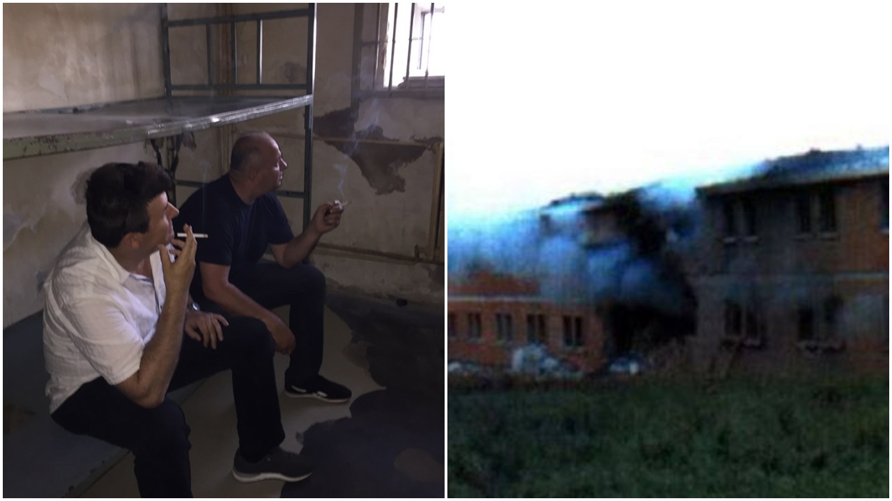 Foto: Skender Ferizi (majtas) dhe Besim Zymberi para dy vjetësh në dhomën 15 – ku ishte mbajtur Ferizi - në Burgut e Gjilanit, të kthyer në muze. Aty kishin përjetuar torturat më çnjerëzore gjatë procesit gjyqësor më 1998