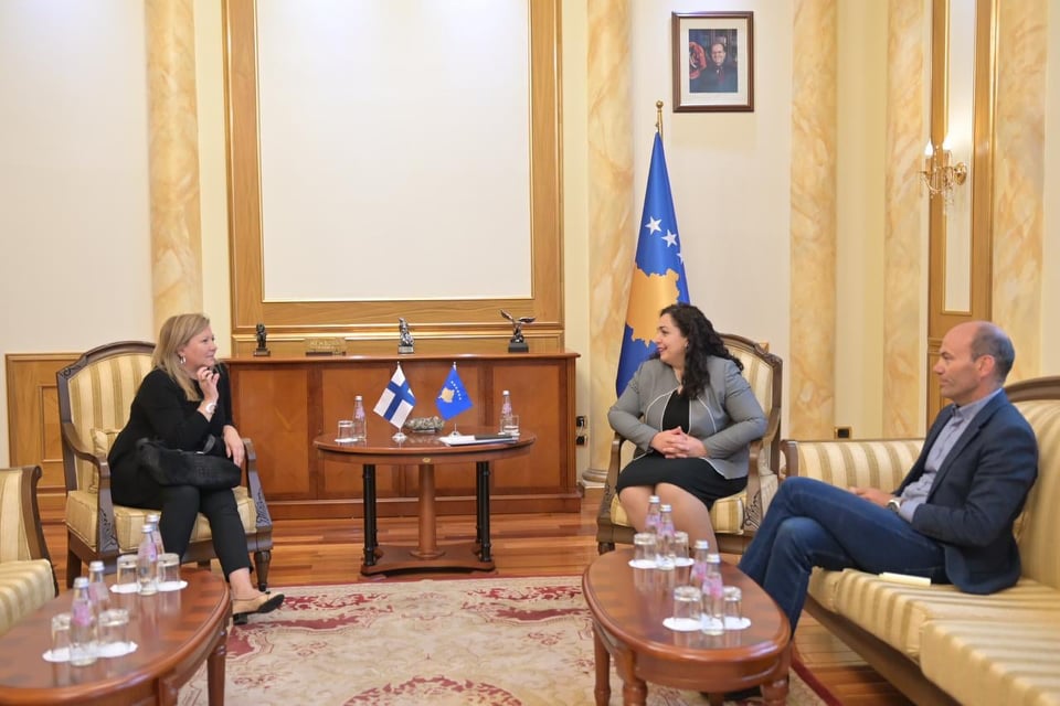 Osmani pret ambasadoren finlandeze, kërkon dialog me parime të qarta