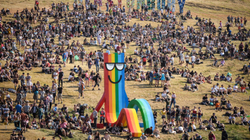 BBC do t’i transmetojë disa nga performancat më të njohura të festivalit “Glastonbury”
