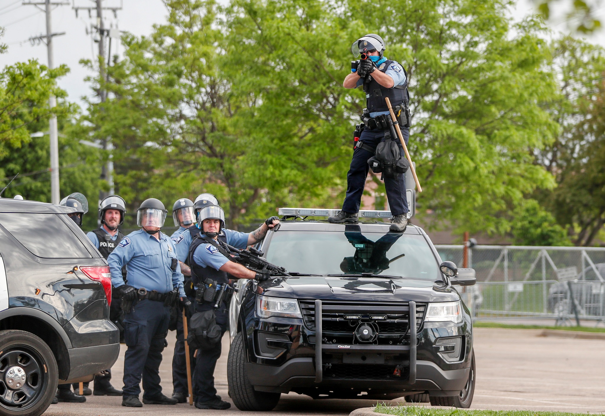 Dhunë në protestat në Minneapolis rreth vdekjes së afro-amerikanit të ndaluar nga policia