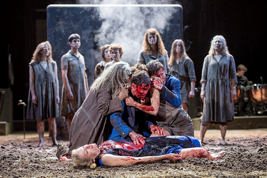 Skenë nga shfaqja “Elektra/Oresti”, në regji të Ivo van Hove, në “La Comédie française”, Paris (Foto: Victor Tonelli