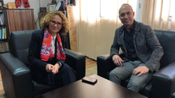 Fotografia e ministres Shekerinska para flamurit të UÇK-së nxit reagimin e Serbisë
