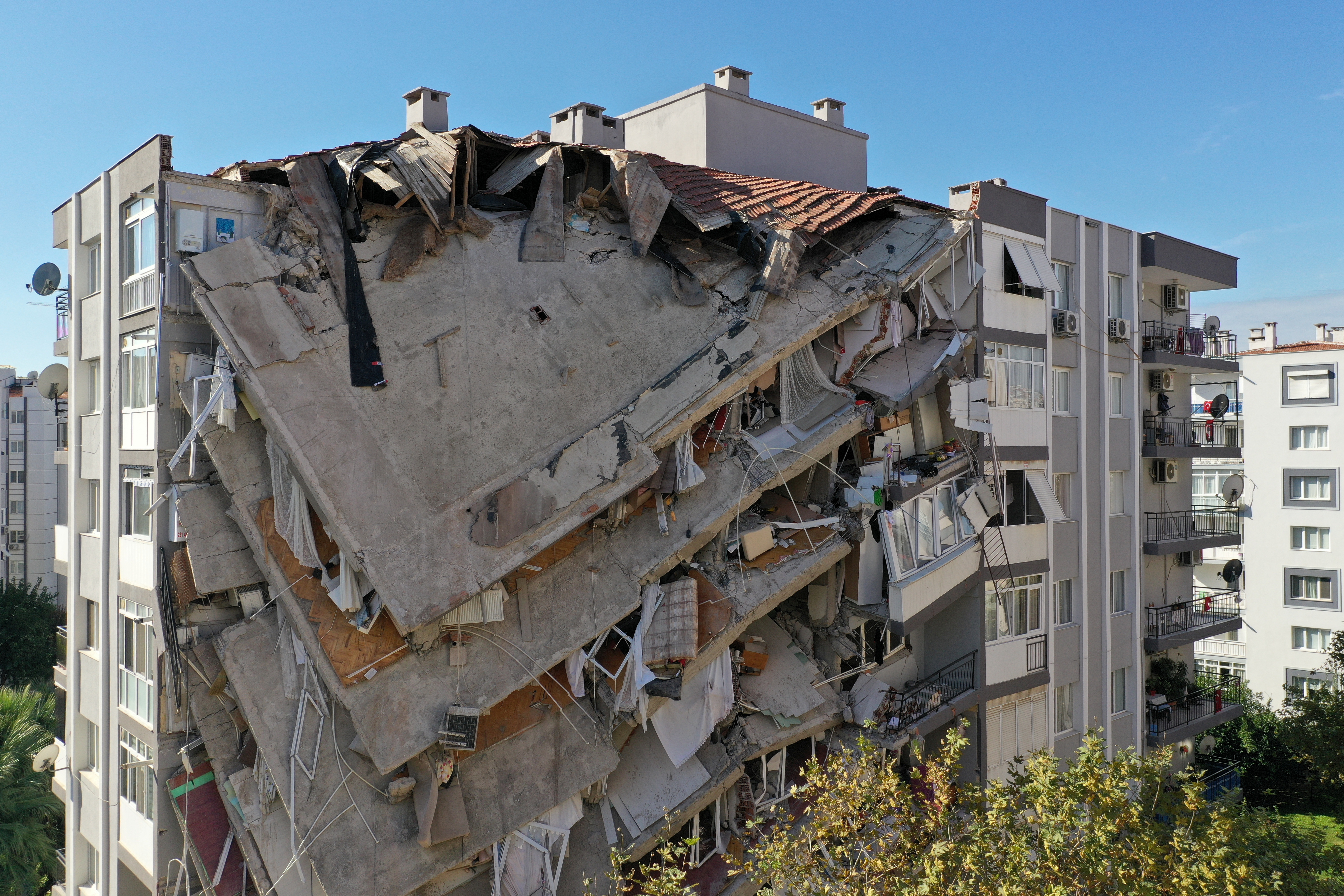 Shkon në mbi 50 numri i viktimave nga tërmeti në Turqi dhe Greqi