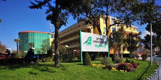Vdes 52-vjeçari, dyshohet se u hodh nga kati i katërt i spitalit në Tiranë