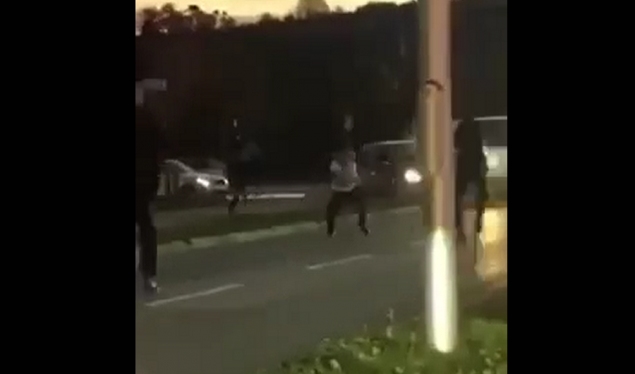 Një person në Gjakovë sulmon qytetarët dhe policët me thikë
