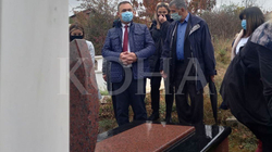 Selimi para nisjes në Hagë bën homazhe te varri i Deharit
