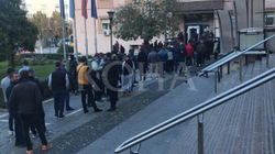 Radhë e gjatë e pa respektim të masave anti-COVID para objektit të Komunës së Prishtinës