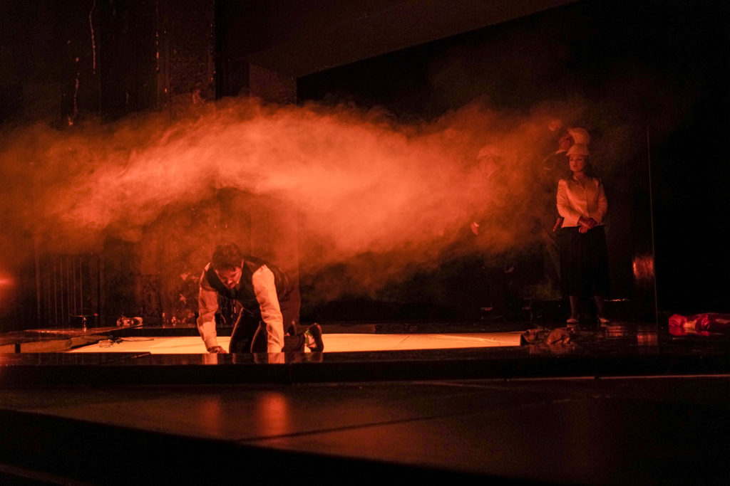 Skenë nga shfaqja “Pesë stinët e armikut të popullit” (Foto Jetmir Idrizi / qendra “Multimedia”)