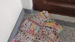 Qytetarët në Lipjan kërkojnë rregullore për mosshpërndarjen e afisheve në hyrje të banesave