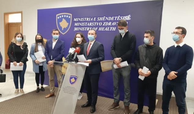 Specializantët e ri nënshkruajnë kontratat, Zemaj: Mos e harroni betimin e Hipokratit