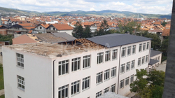 Komuna e Gjilanit nuk lidh kontratë për renovimin e kulmit të një shkolle shkaku i ankesave