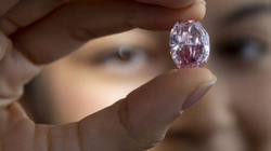Diamanti i rrallë rozë-vjollcë shitet në ankand për 26.6 milionë dollarë