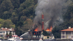 Zjarri kaplon xhaminë historike në Stamboll