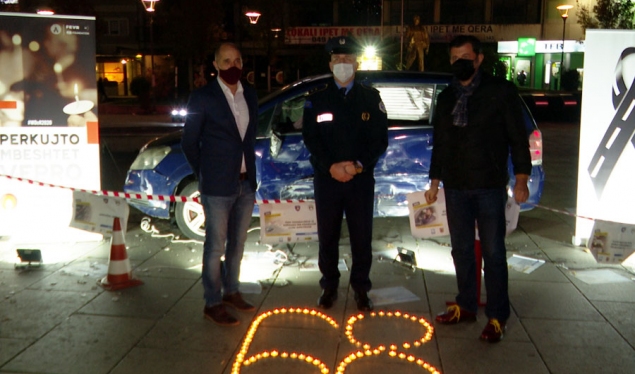 ​Ndizen 68 qirinj dhe lëshohen 68 balona për nder të viktimave në aksidente rrugore