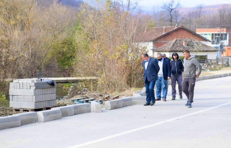 Rrugët në Pollatë të Podujevës po bëhen me trotuare
