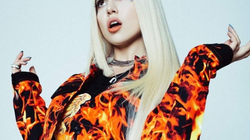 Ava Max thotë se motrat Kardashian i kanë bërë rrjetet sociale “pozitive”