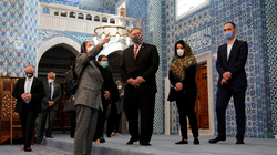 Sekretari amerikan i Shtetit viziton një xhami në Stamboll