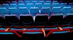 Teatrot e qyteteve në zonë të kuqe pezullojnë repertorin