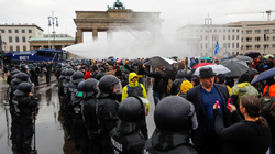 Masat e Merkelit sfidohen nga protestat e dhunshme