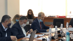 Kritika për projektligjin e buxhetit: Shtohen mjete për asfalt, shkurtohen për shëndetësi e arsim