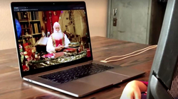 I ndaluar në qendra tregtare, Babadimri u përgjigjet fëmijëve përmes videove në internet