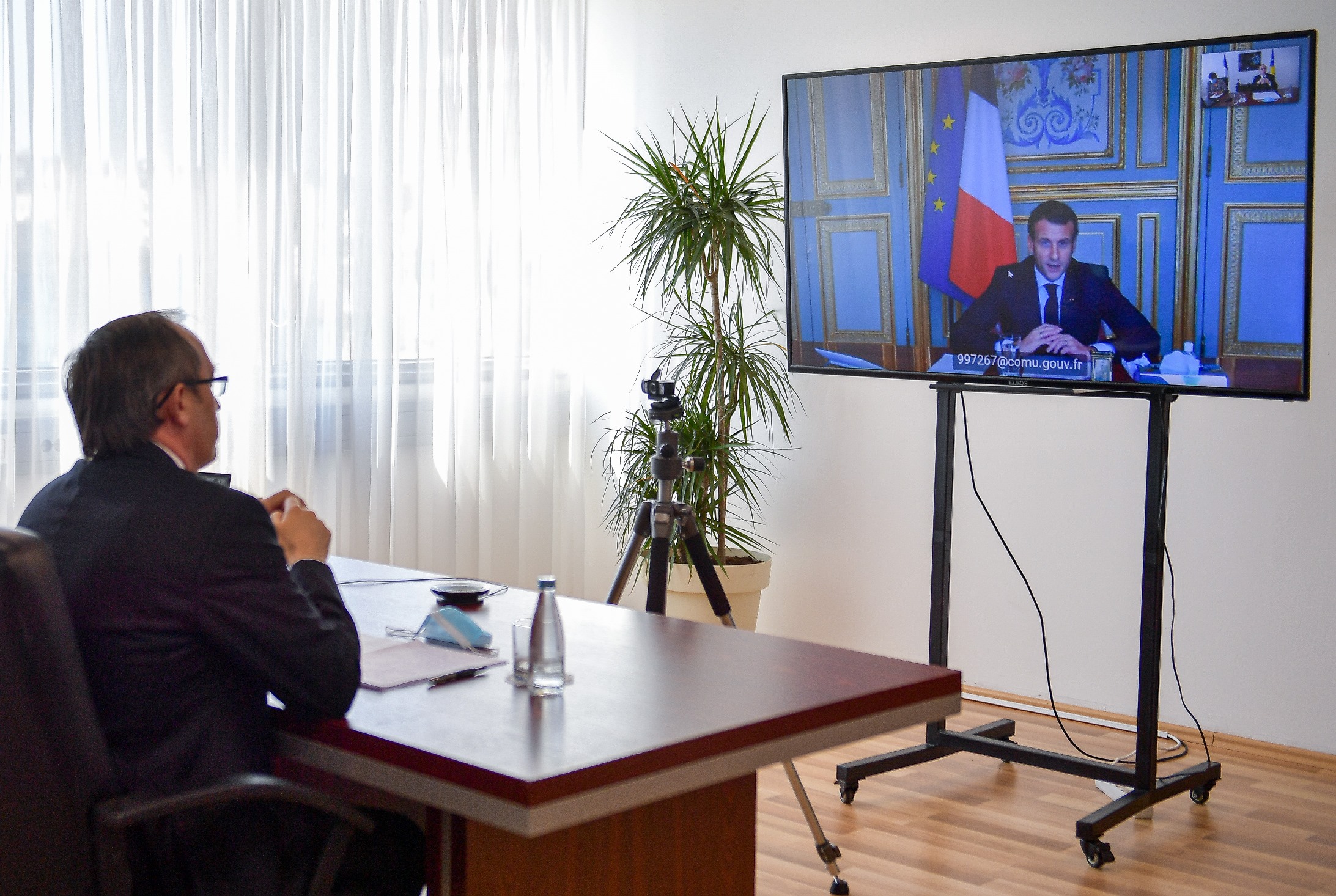 Foto nga takimi virtual i së enjtes mes kryeministrit Avdullah Hoti dhe presidentit francez Emmanuel Macron
