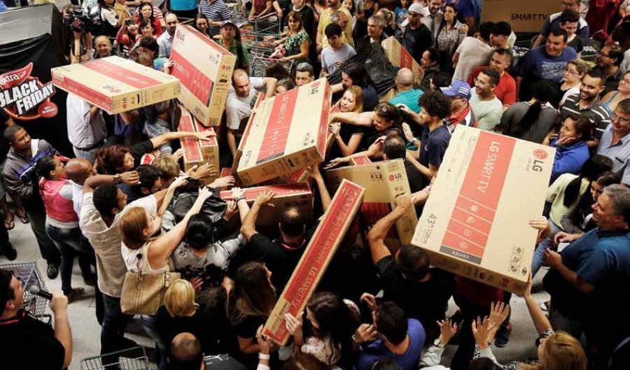 Foto ilustrim nga "lufta" e njerëzve për blerje me zbritje për "Black Friday"