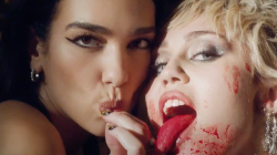 Miley Cyrus e Dua Lipa provokuese në klipin “Prisoner”