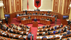 Dorëzohet në Kuvendin e Shqipërisë kërkesa për hetimin e pretendimeve të Dick Martyt për burgjet e UÇK-së
