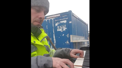 Shqiptari në Gjermani, për një çast lë punën fizike dhe ekzekuton muzikë me një piano të braktisur