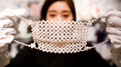 Japonezët luftojnë koronavirusin me maska luksoze