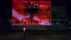 Për 28 Nëntor, objekti i Komunës së Kamenicës ndriçohet me ngjyrat kuq e zi