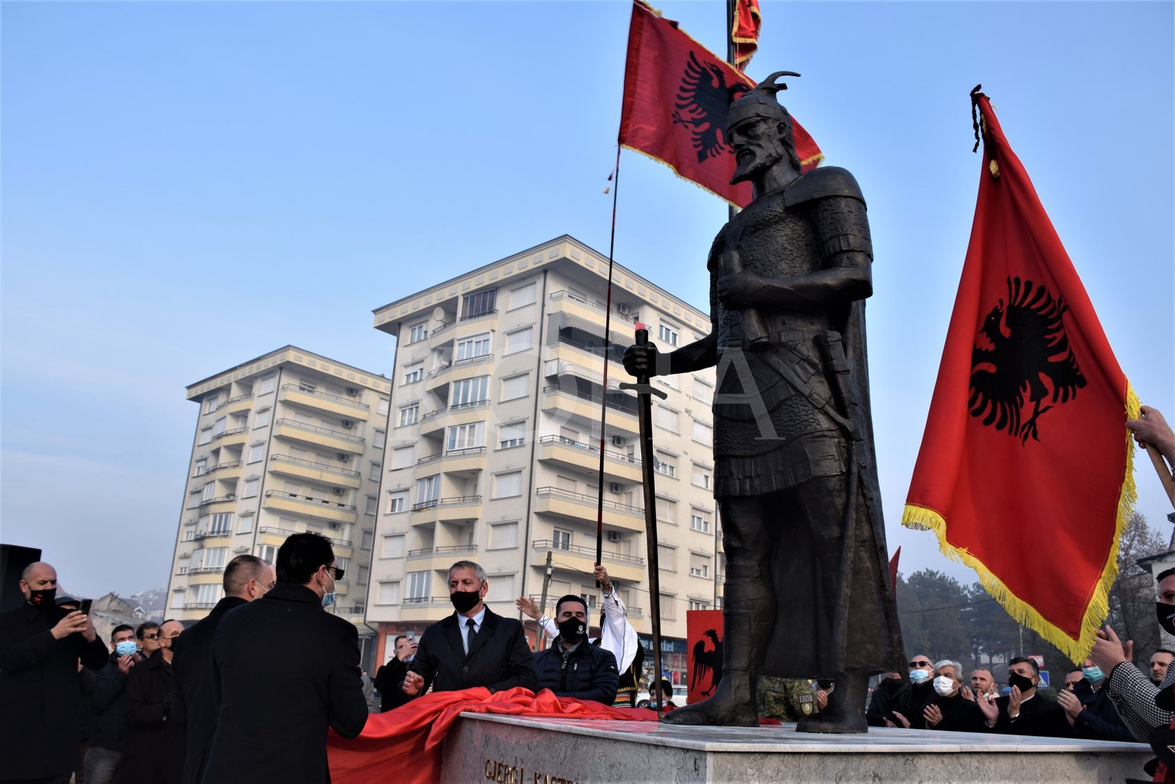 Në festën e 28 Nëntorit, Prizreni bëhet me bust dhe shtatore të Skënderbeut
