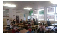 Nxit bujë fotografia e publikuar nga mësuesja në Ulqin ku nxënësit bëjnë shqiponjën me duar