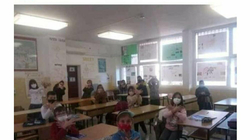 Nxit bujë fotografia e publikuar nga mësuesja në Ulqin ku nxënësit bëjnë shqiponjën me duar