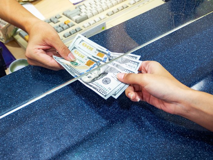 Euro humb pikë, dollari forcon pozitat në raport me lekun