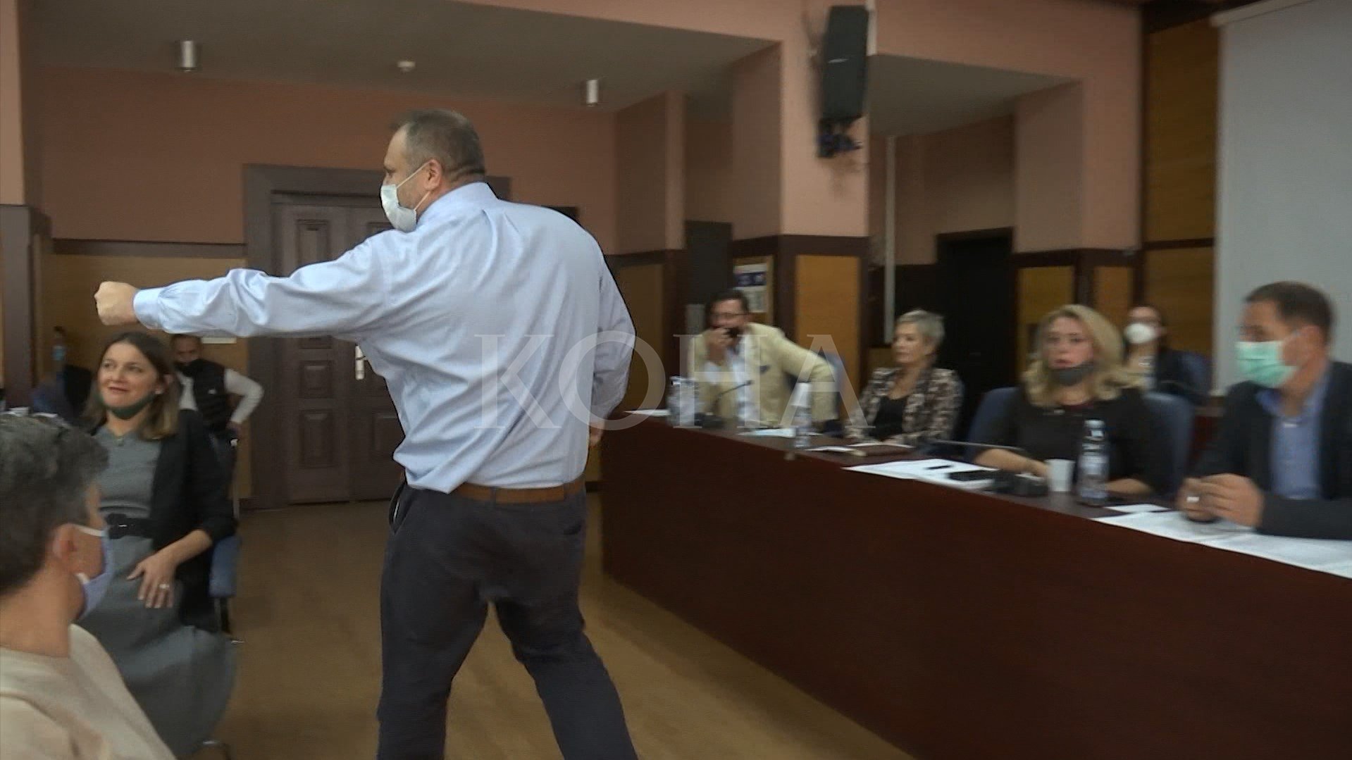 Ahmeti përplaset verbalisht me Azemin në seancën për miratimin e buxhetit të Komunës së Prishtinës