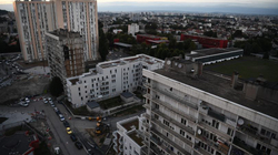 Katër fëmijë dhe një grua vriten me thikë e çekiç në një familje në Paris