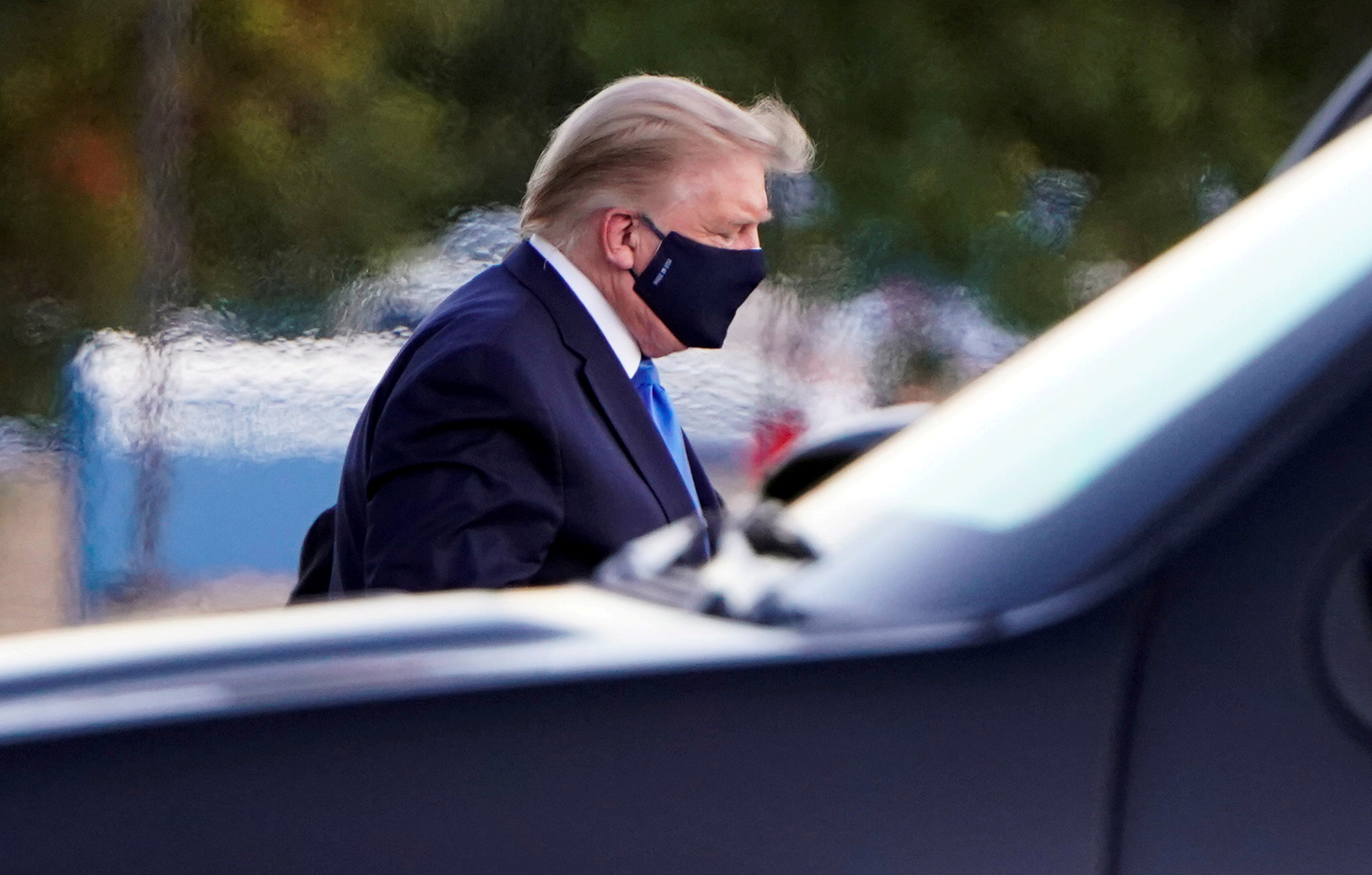 Trumpi ndihet më mirë por nuk është jashtë rrezikut, thotë mjeku i tij