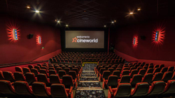“Cineworld” paralajmëron mbylljen e kinemave, rrezikohen 45 mijë vende pune