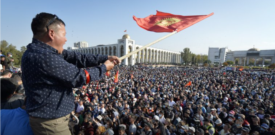 Revoltë opozitare në Kirgistan, protestuesit uzurpojnë disa institucione