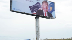 Me billboard në Sllatinë, Trumpit i uron shërim të shpejtë