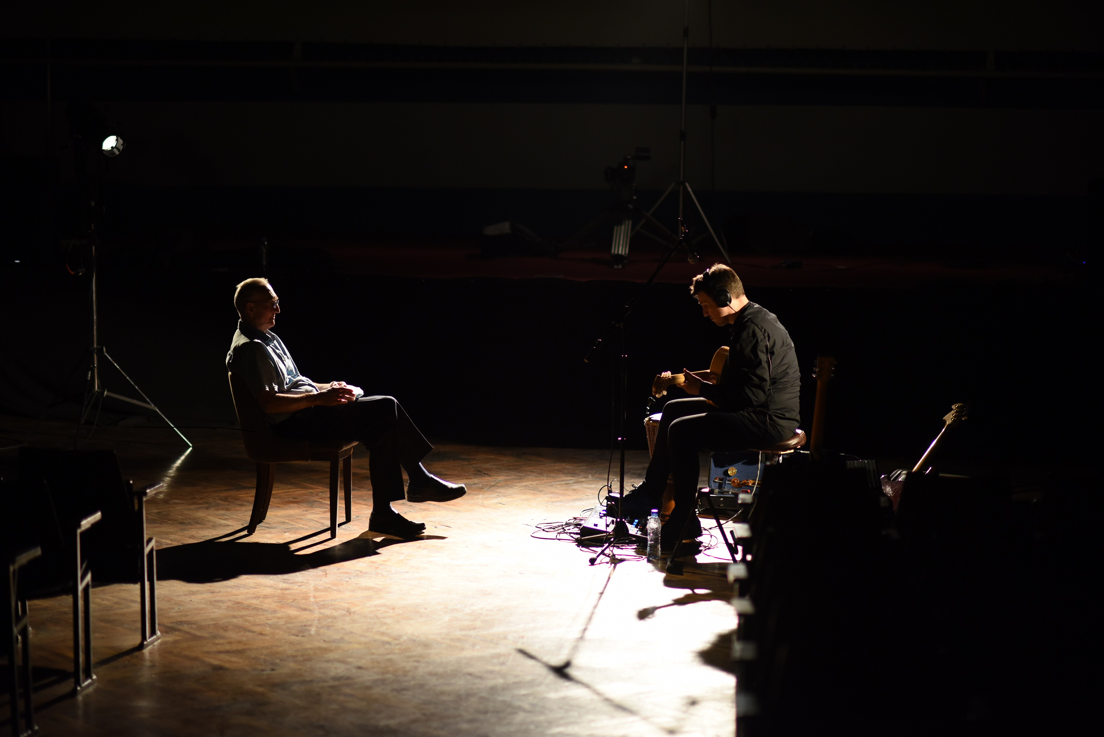 Visar Kuçi në “Një muzikant, një dëgjues”, të hënën, në “Lumbardh” të Prizrenit (Foto: Adi Beqiri)