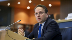 Varhelyi: Serbia ka bërë lëshime në dialog, te Kosova ka pasur lëvizje të njëanshme
